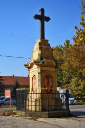 Slobodan. 
Крст испред Цркве Успење Пресвете Богородице, Баваниште. 
2021-11-12 16:08:31