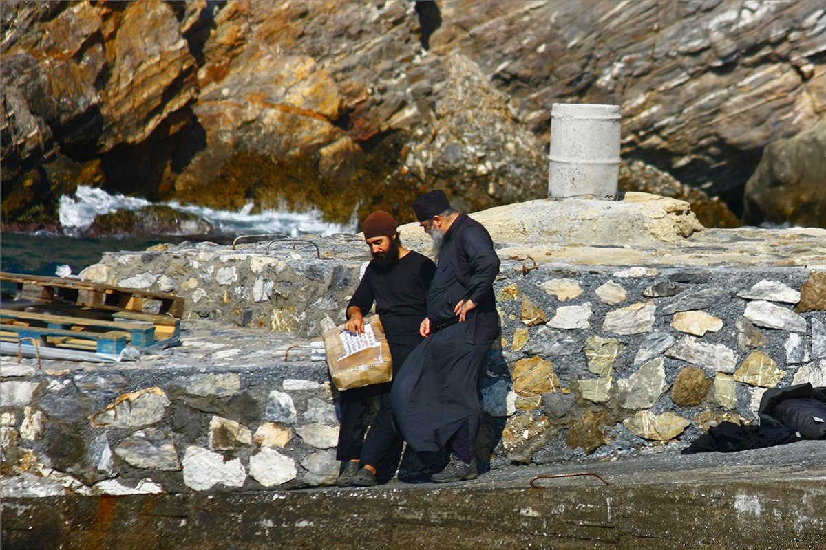On the Kavsokalyvia&#039s port - Пристаниште Кавсокаливије