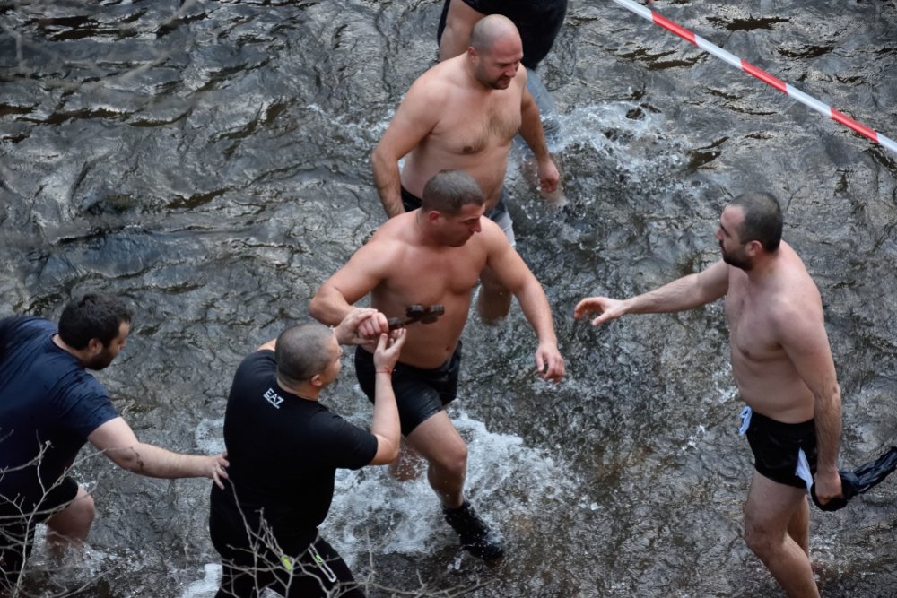 Łowienie krzyża na Objawienie Pańskie, Rila, 6 stycznia 2022