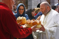 felix 
Traditional Slava Bread Breaking - Традиционално ломљење славског колача 
21 
2022-01-02 23:40:29