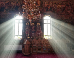Marcu 
Beautiful Light in Saint Mina Church, Ploiești  
21 
2022-01-25 14:04:17