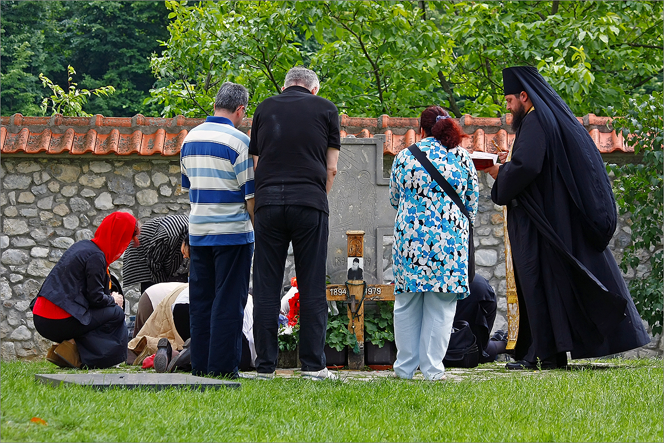 On the grave of Saint Justin the Serbian-На могиле святого Иустина Сербского