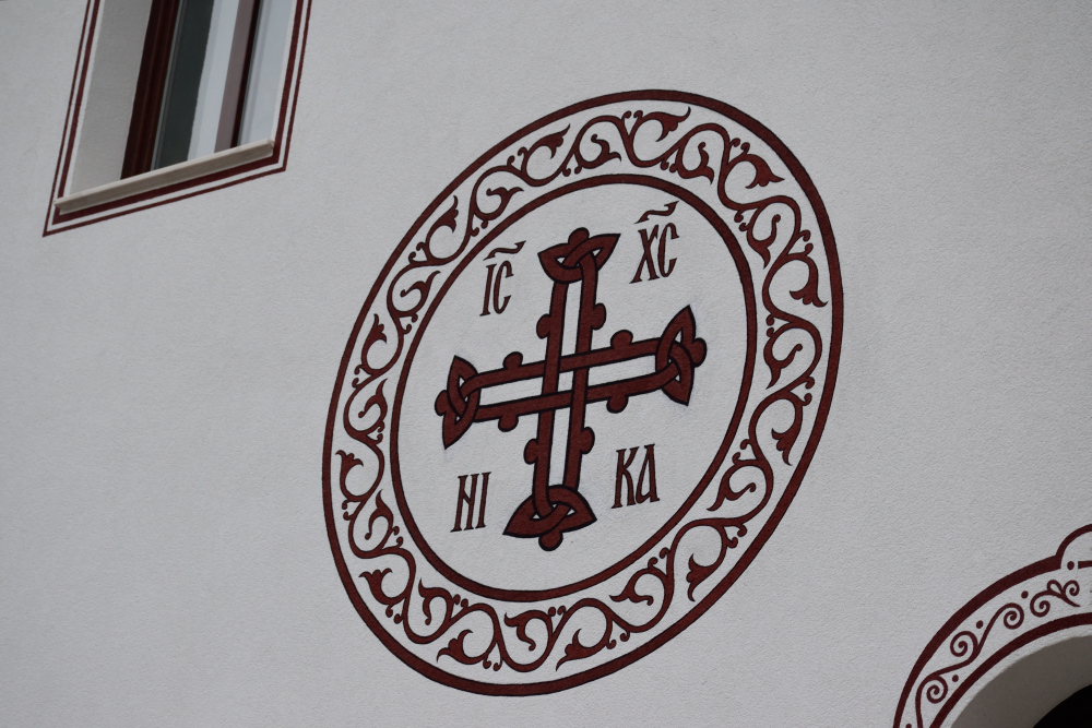 Divotinski monaster - krzyż na ścianie, 2022