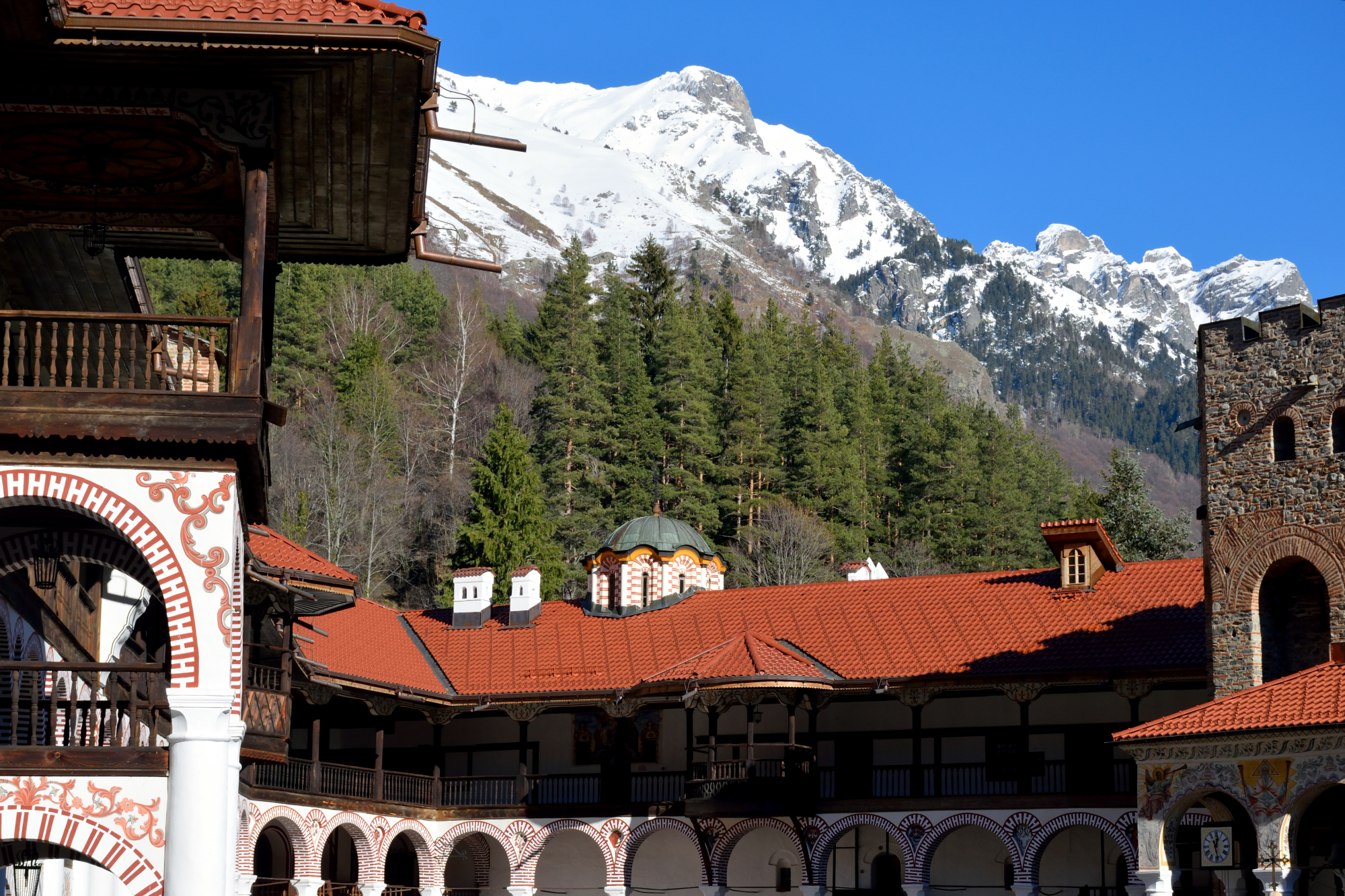 Śnieg w górach, zabudowania rylskiego monasteru 2022