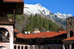 Sheep1389 
Śnieg w górach, zabudowania rylskiego monasteru 2022 
2022-04-20 19:46:35