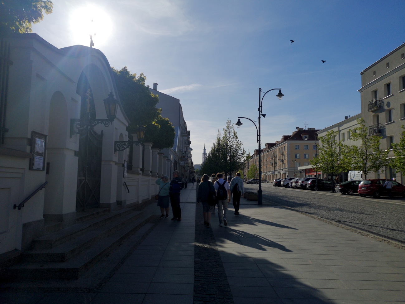 Słońce i krzyż na bramie białostockiego soboru, maj 2022