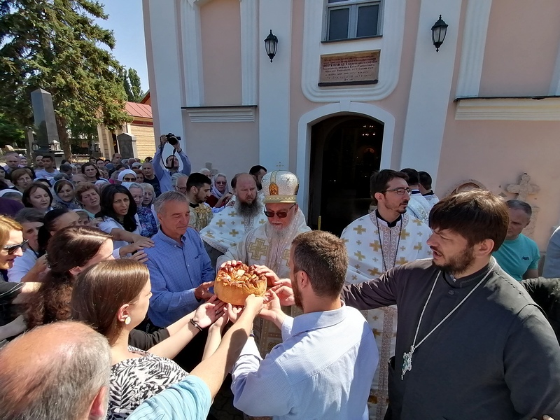 Резање славског колача поводом слав Сви Свети у вршачком храму посвећеном Свим Св
