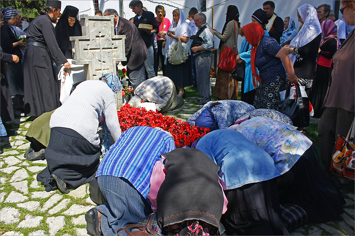 By the St. Justin of Celije&#039s tomb - Поред гроба Светог Јустина Ћелијског