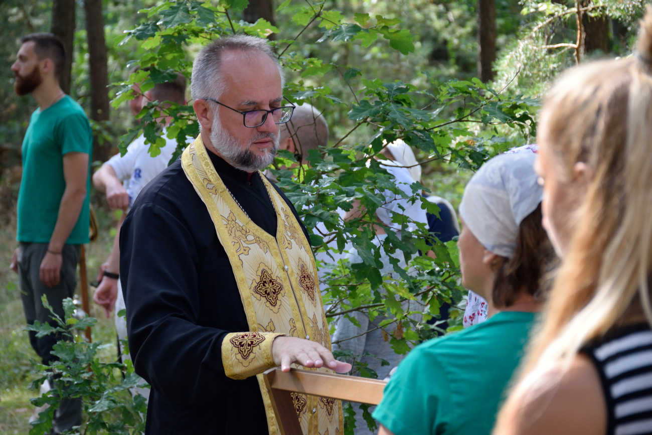 Ojciec Jerzy dyrygujący chórem na leśnej Liturgii warszawskiej pielgrzymki 2022