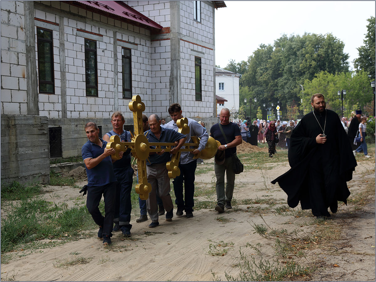 Установка Креста на купол храма