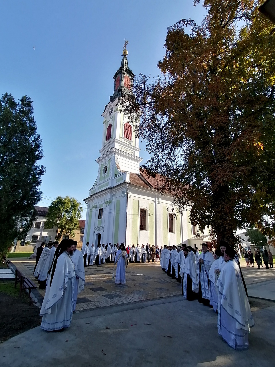 Дочек епископа у храму Светог Петра и Павла у Араду