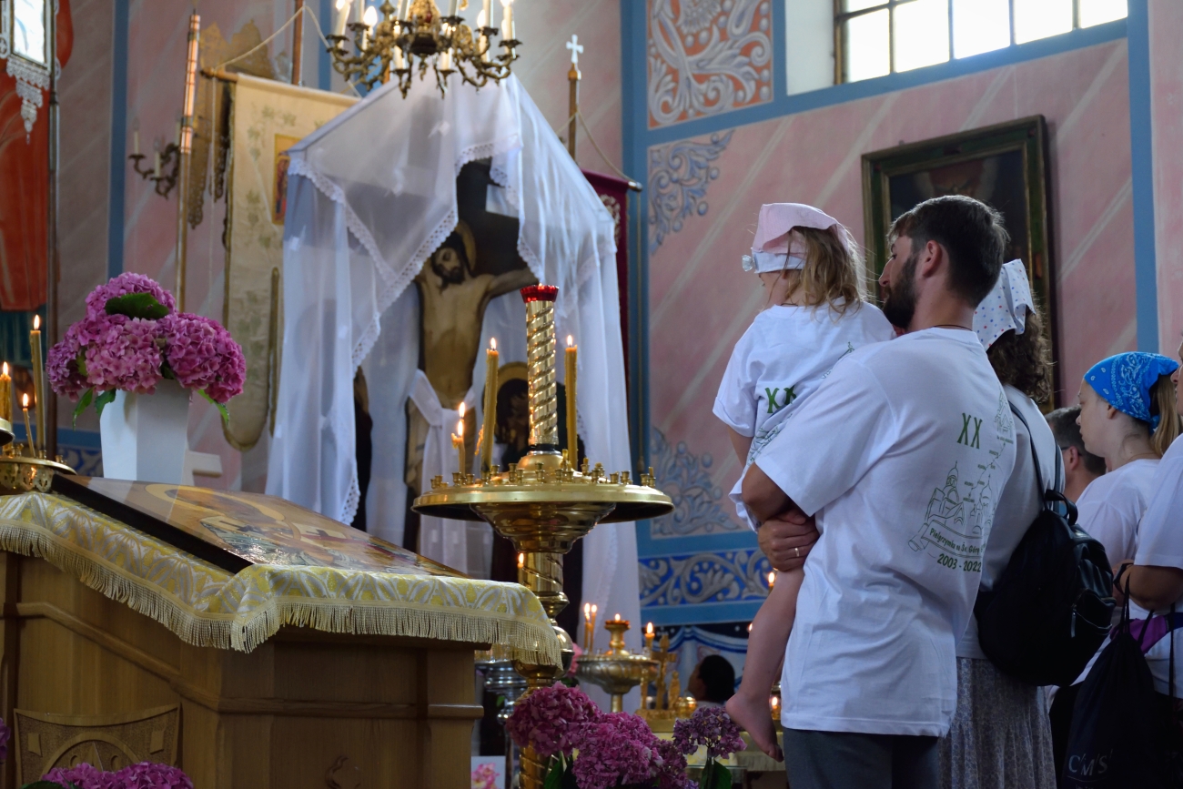 Ojciec z córką - Liturgia w Drohiczynie, warszawska pielgrzymka 2022