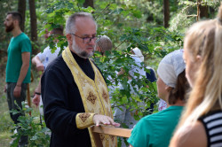 Sheep1389 
Ojciec Jerzy dyrygujący chórem na leśnej Liturgii warszawskiej pielgrzymki 2022 
2022-09-05 21:05:51