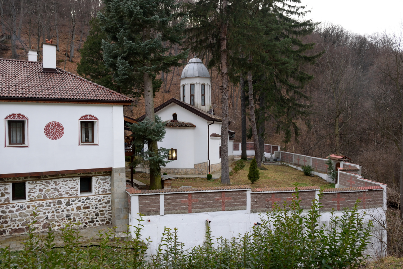 Monaster Divotinski, stara cerkiew i mur, 2022