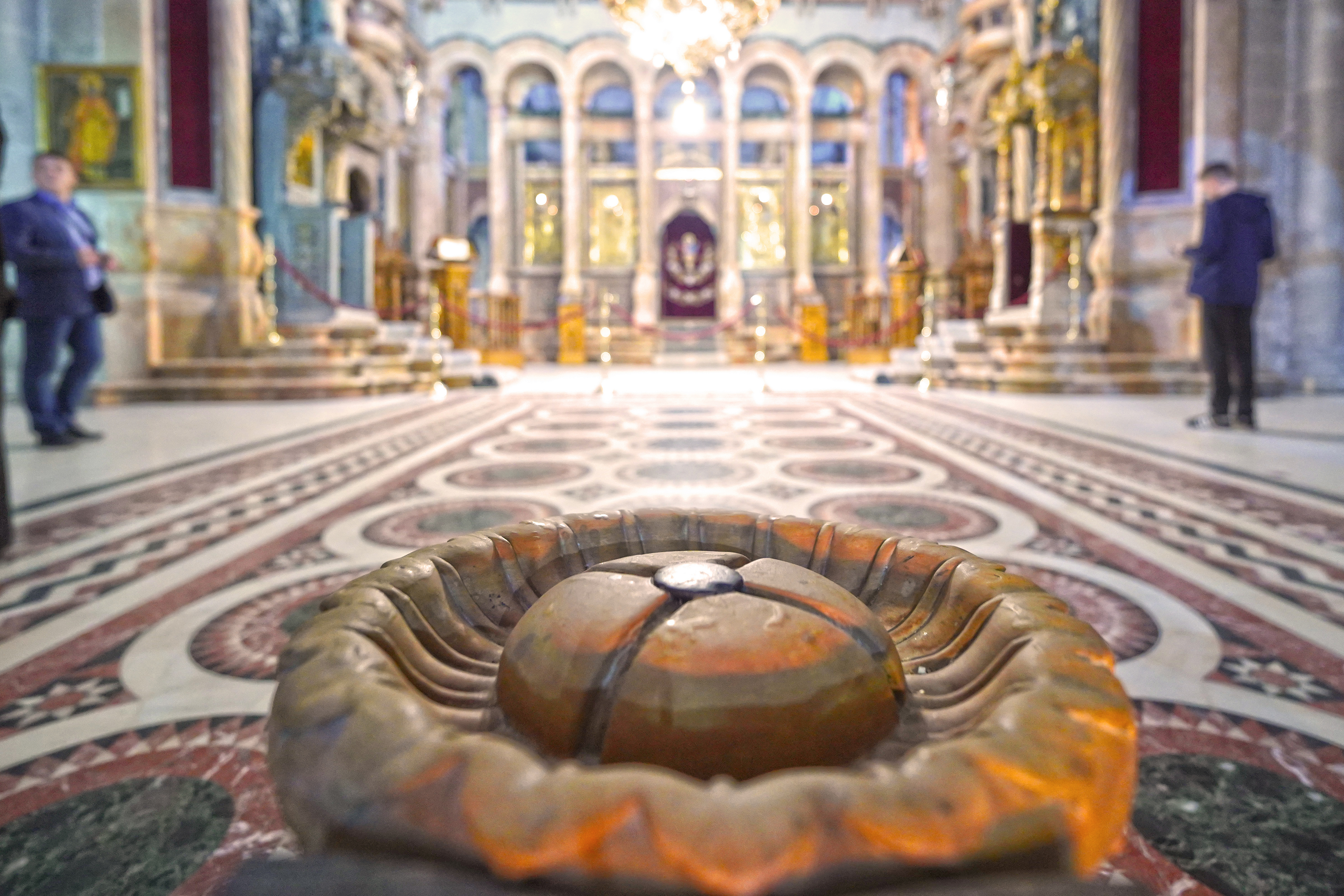 "The middle of the univers" in Ressurection church of the Holy Sepulchre in Jerusalem