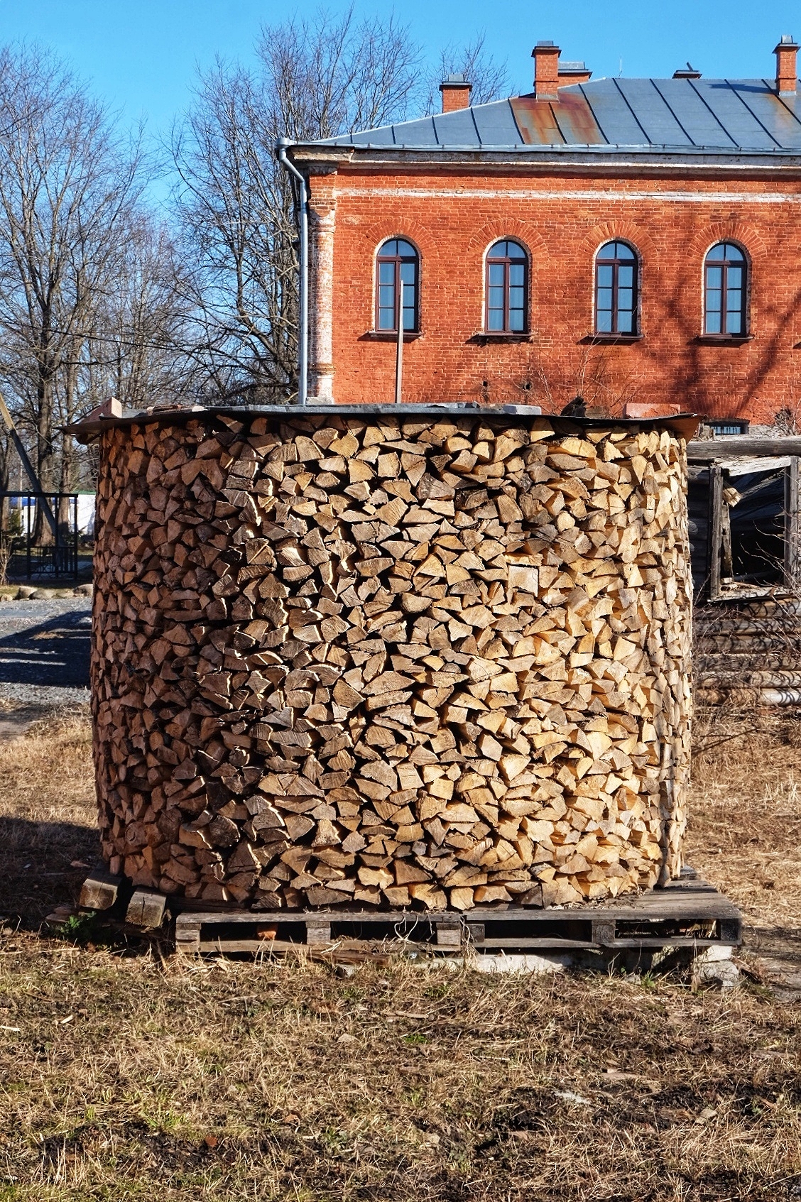 Староладожский Успенский монастырь. Поленница дров.