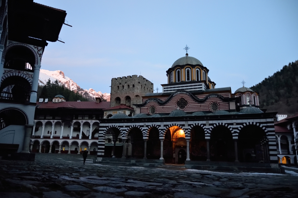 Rylski monaster wieczorem, styczeń 2022