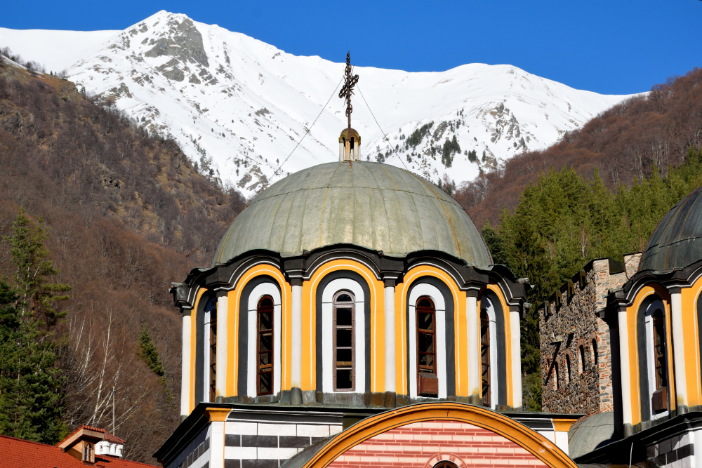 Kopuła rylskiego monasteru i ośnieżona góra 2022