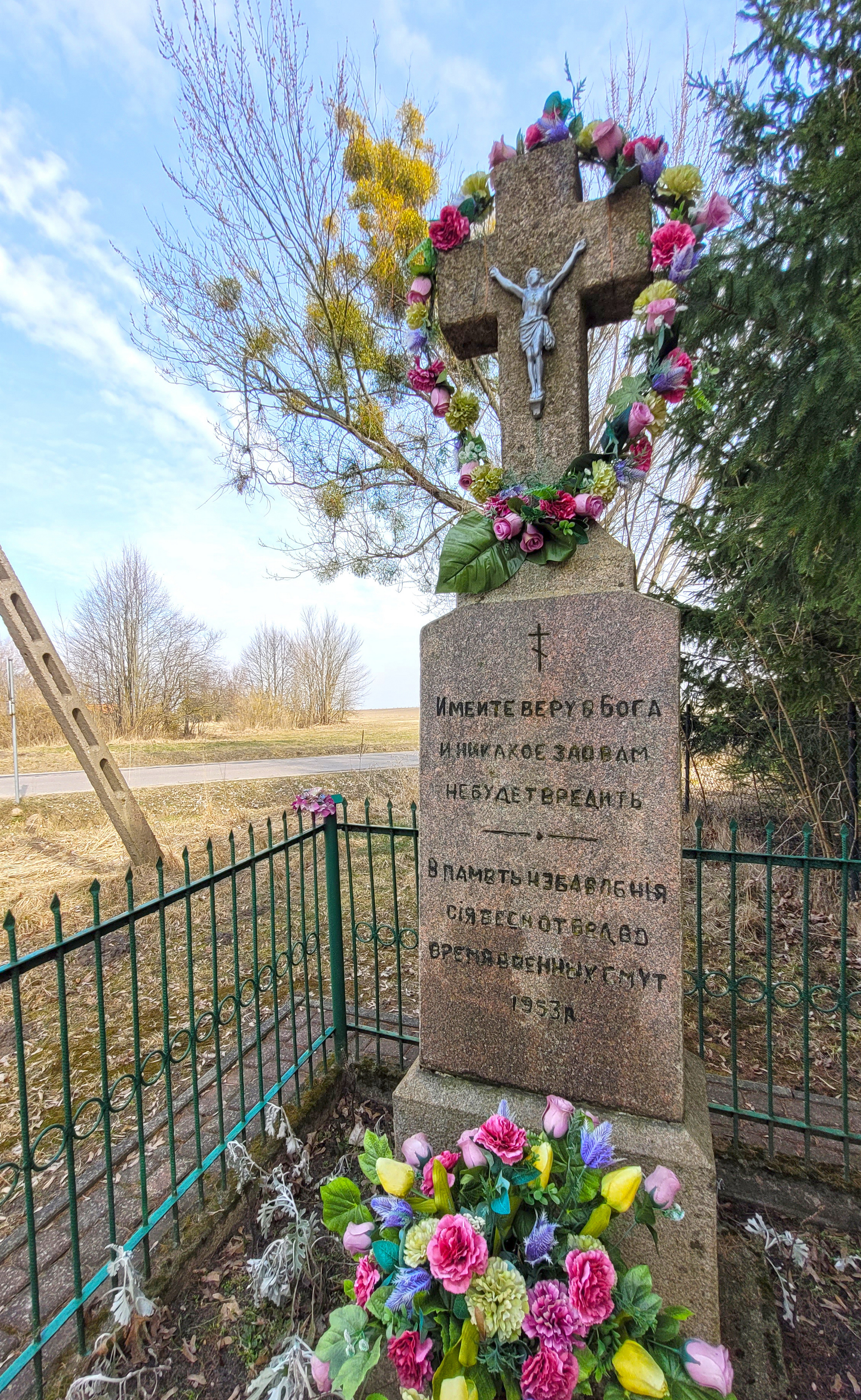 Wayside cross in Folwarki Tylwickie