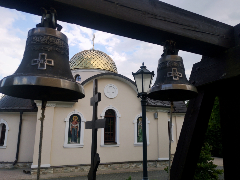 Dzwony i cerkiew św. Paraskiewy Turkowickiej