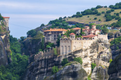 bilios 
Η μονή Βαρλαάμ και στο βάθος ο πύργος του Μεγάλου Μετεώρου 
2023-07-04 17:36:08