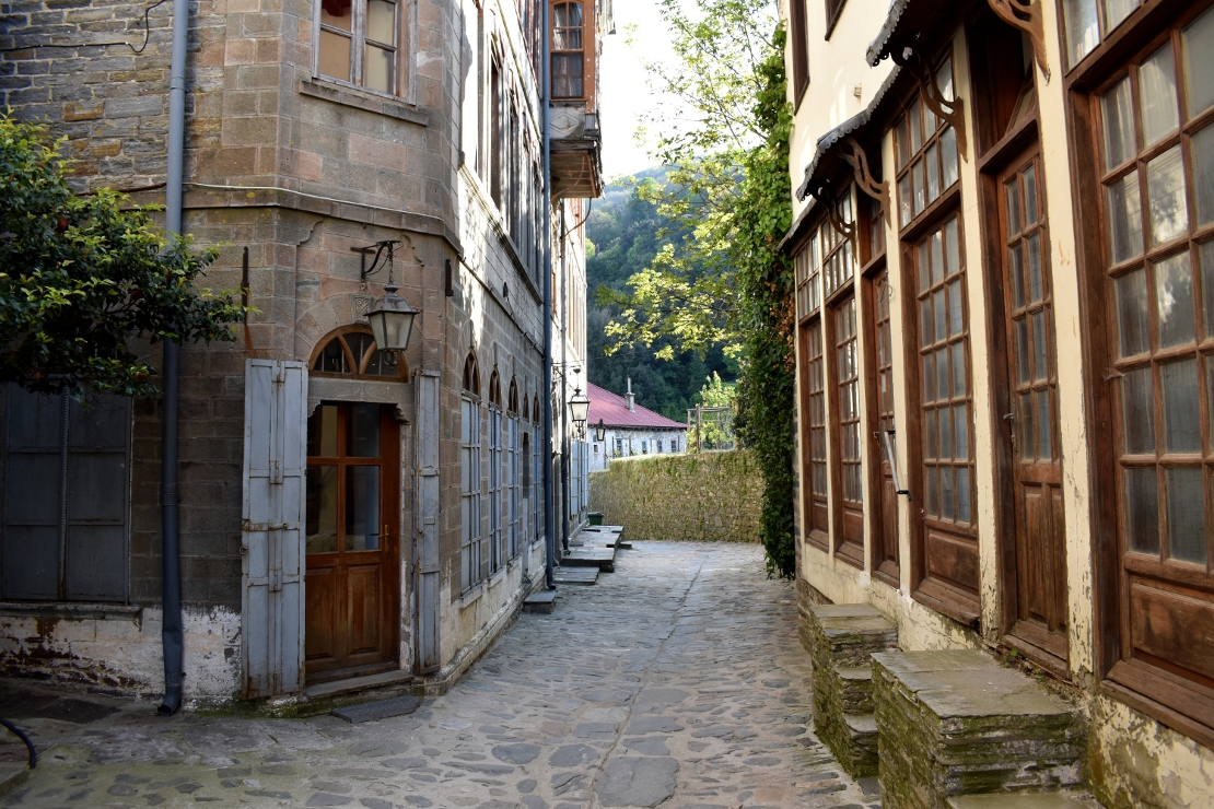 Улица у Кареји