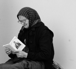  
Old woman praying 
2023-11-02 23:10:36