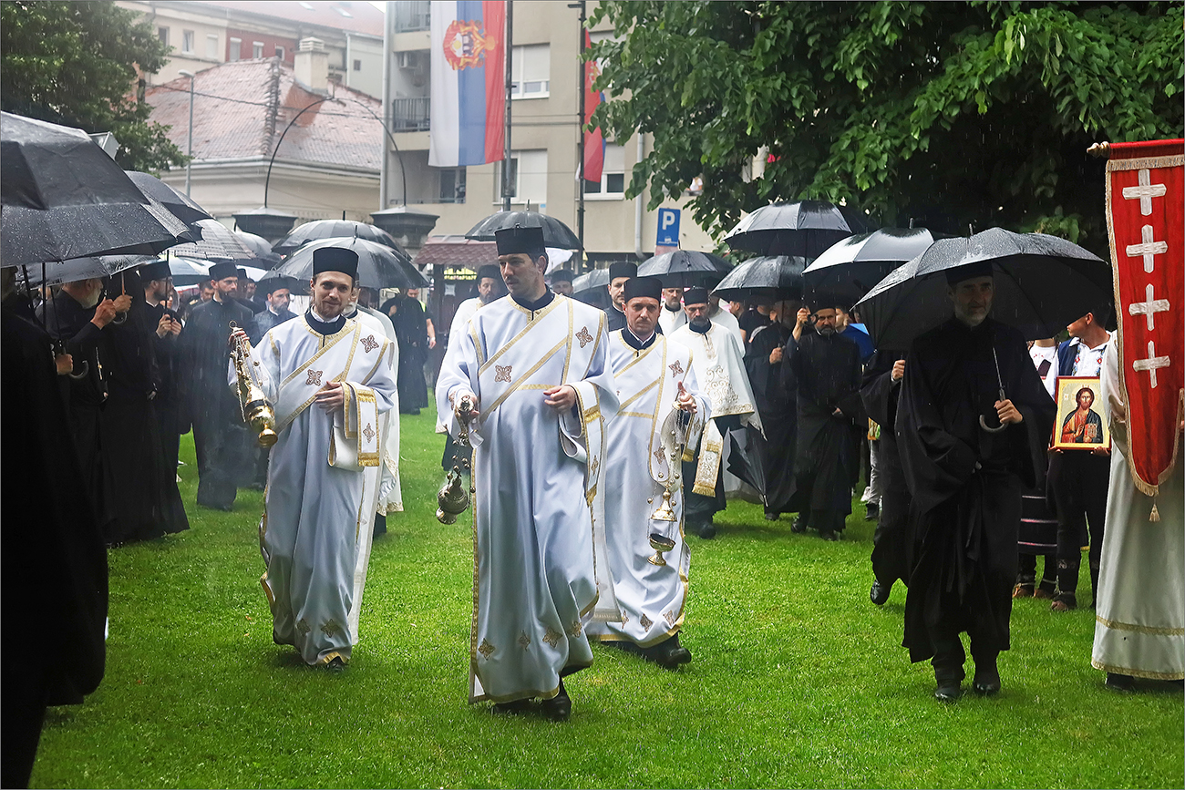 Deacons on procession - Дьяконы в крестном ходе