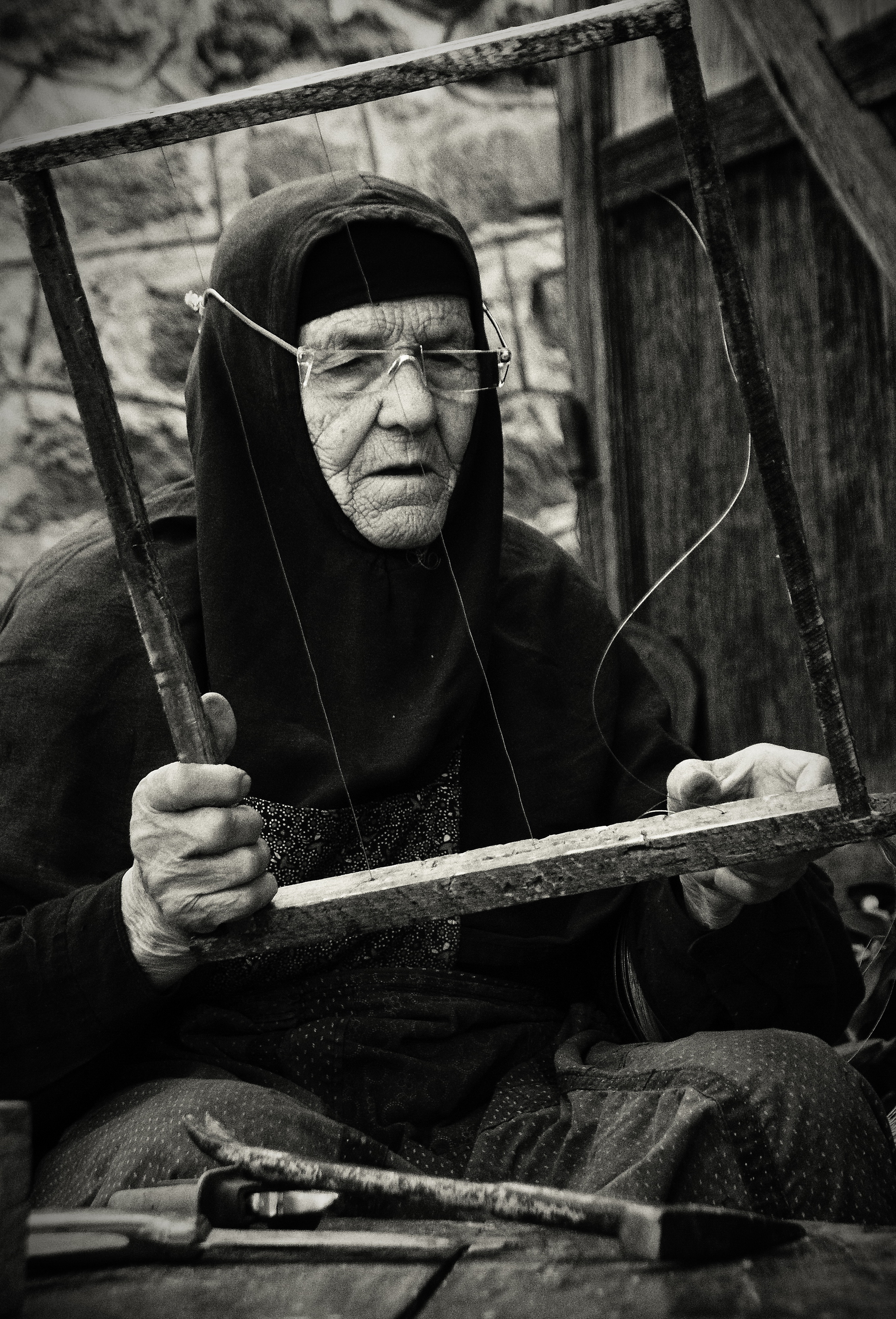 Монахиња и рам за пчеле