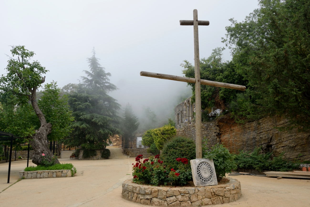 Krzyż przy monasterze Życiodajne Źródło Szłajja 2022