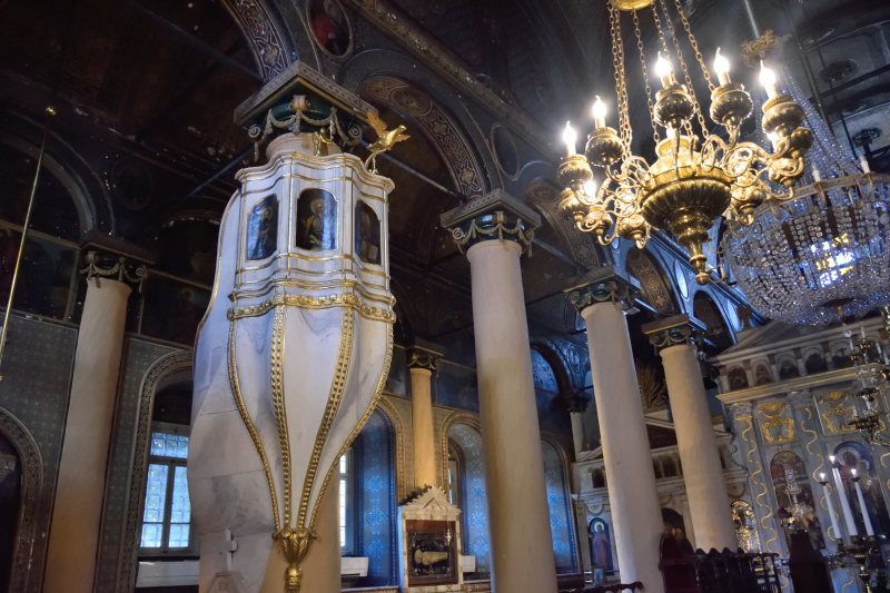 Ambona i pozostałe wnętrza monasteru Życiodajne Źródło w Konstantynopolu