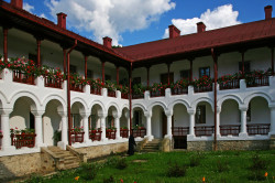 AlexChiru 
Chiliile Mânăstirii Agapia 
2024-05-14 21:00:00