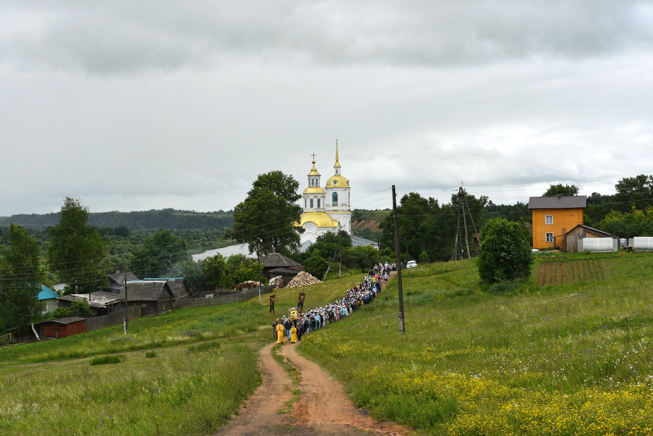 Проселочной дорогой с молитвой