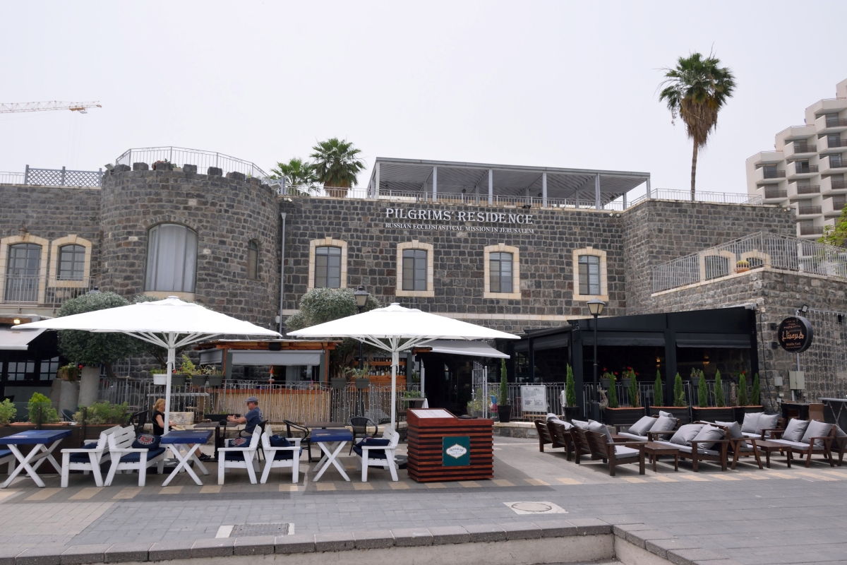 Przymonasterska restauracja - lepiej funkcjonująca, niż sam klasztor; Tyberiada