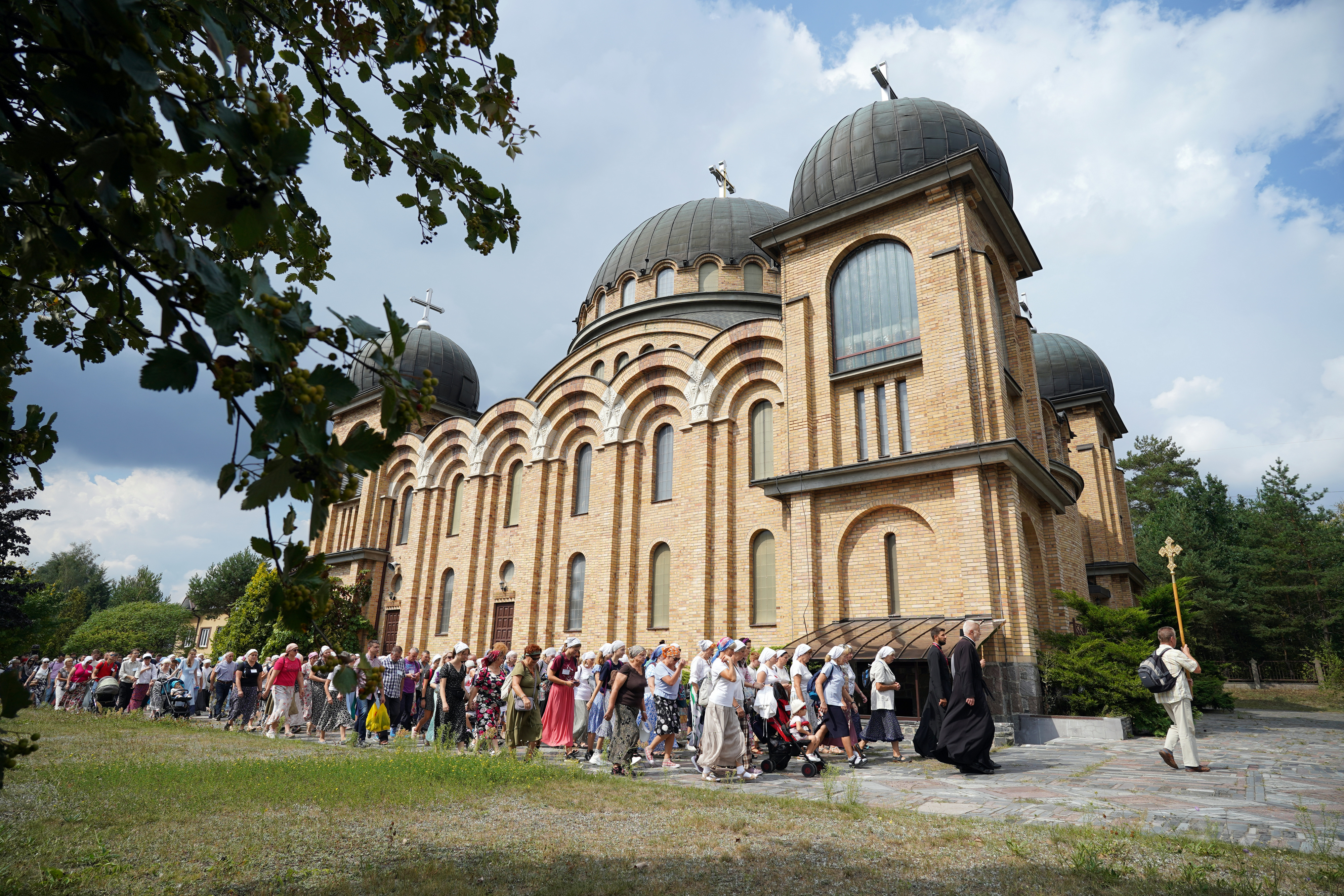 Pilgrims on the way from Białystok to Supraśl Monastery