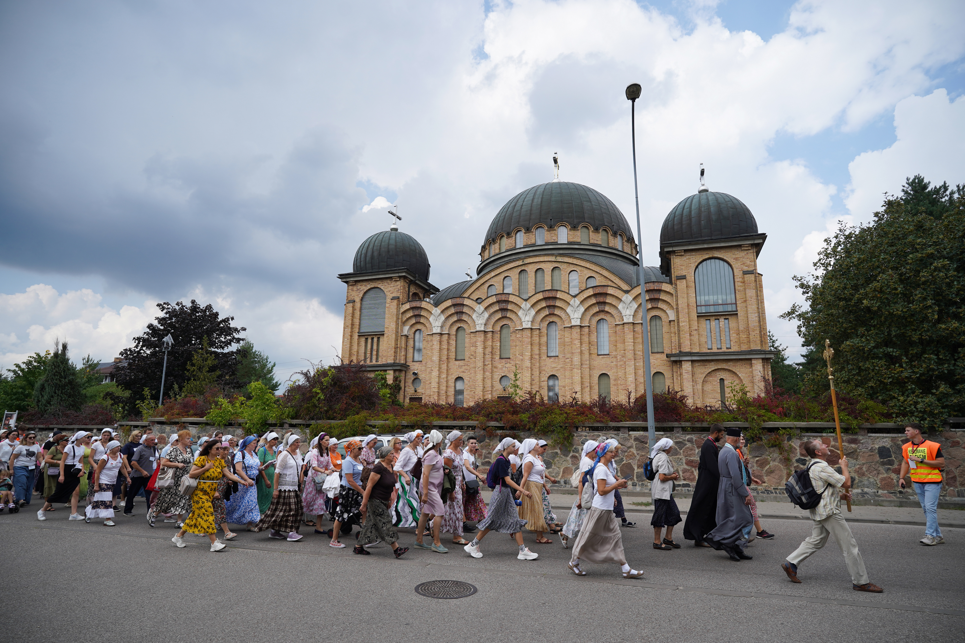 Pilgrims on the way from Białystok to Supraśl Monastery