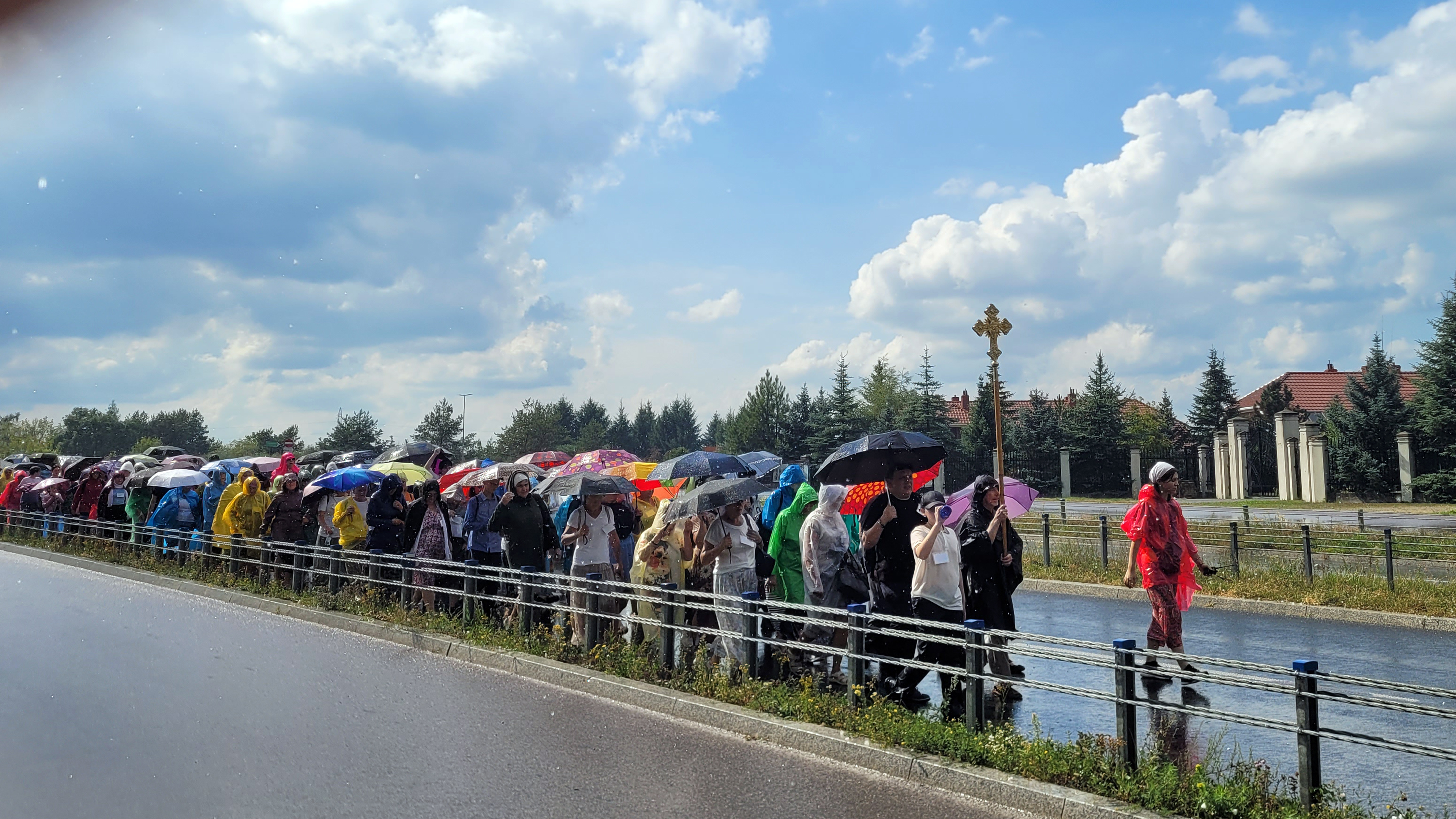 Pilgrims on the way from Białystok to Supraśl Monastery