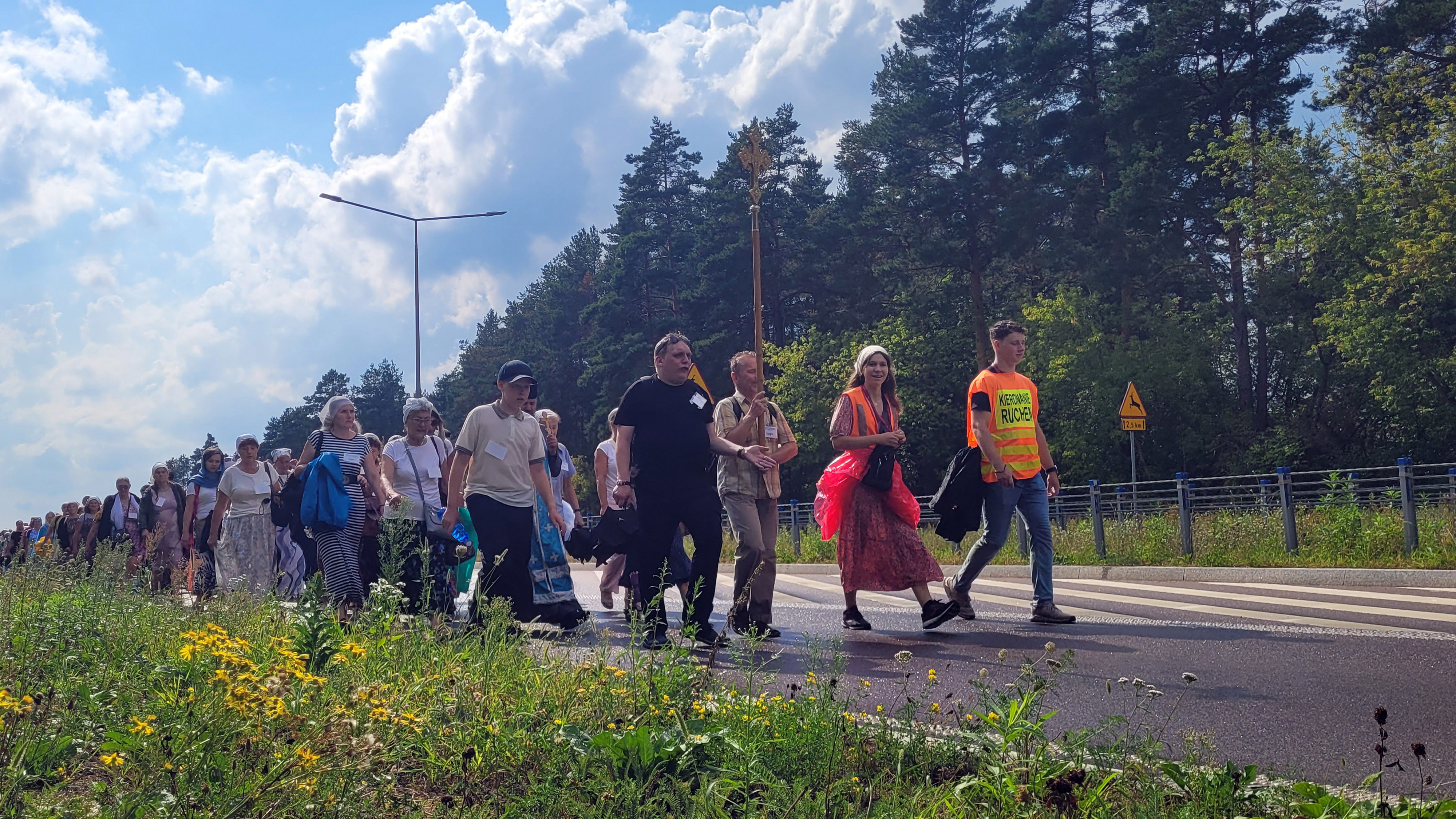 Pilgrims on the way from Białystok to Supraśl Monastery