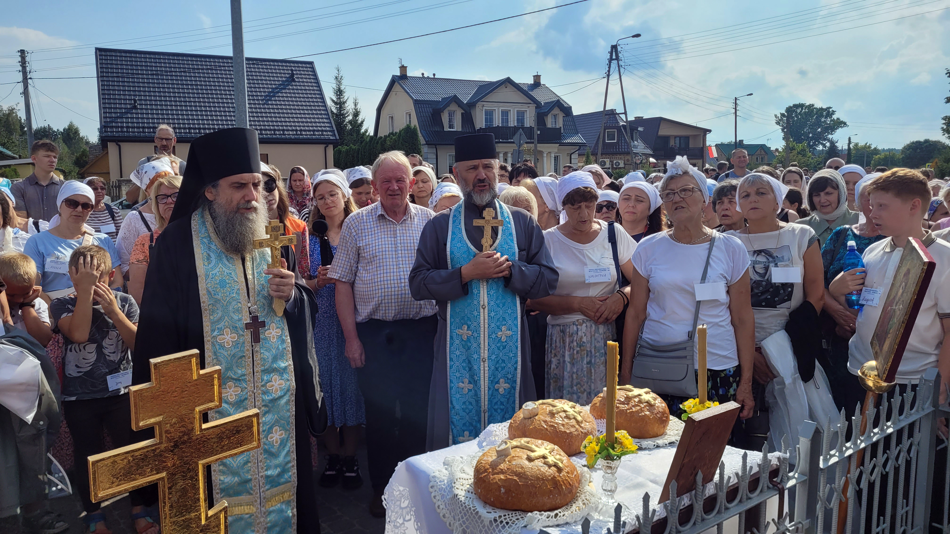 Pilgrims on the way from Białystok to Supraśl Monastery