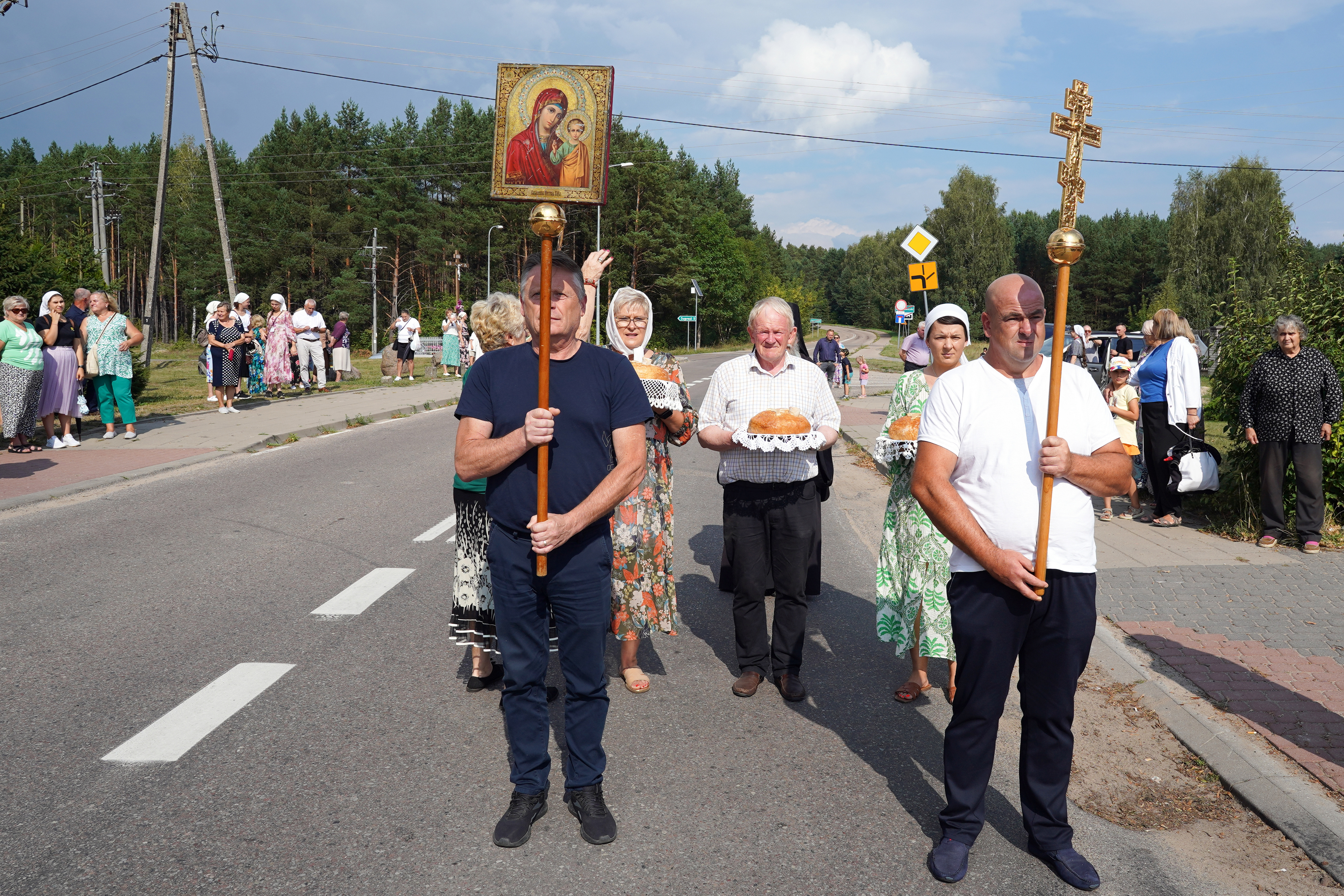 Pilgrims on the way from Białystok to Supraśl Monastery