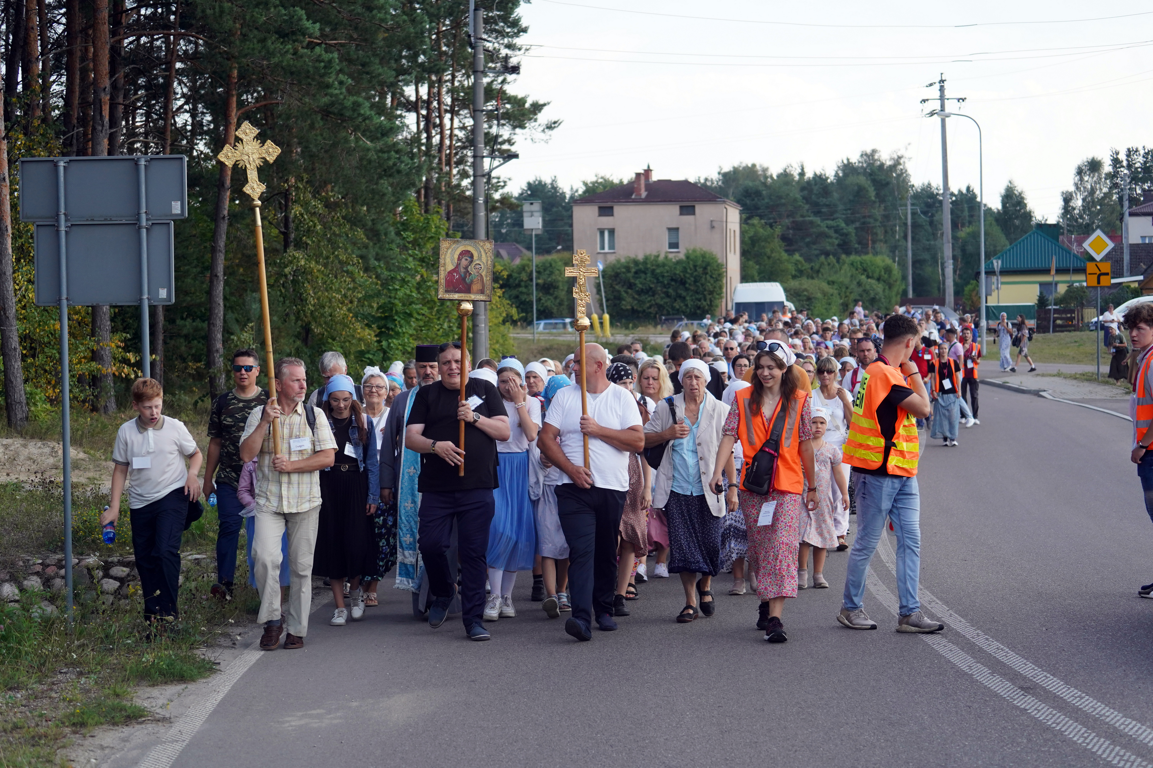 Pilgrims on the way from Białystok to Supraśl Monastery