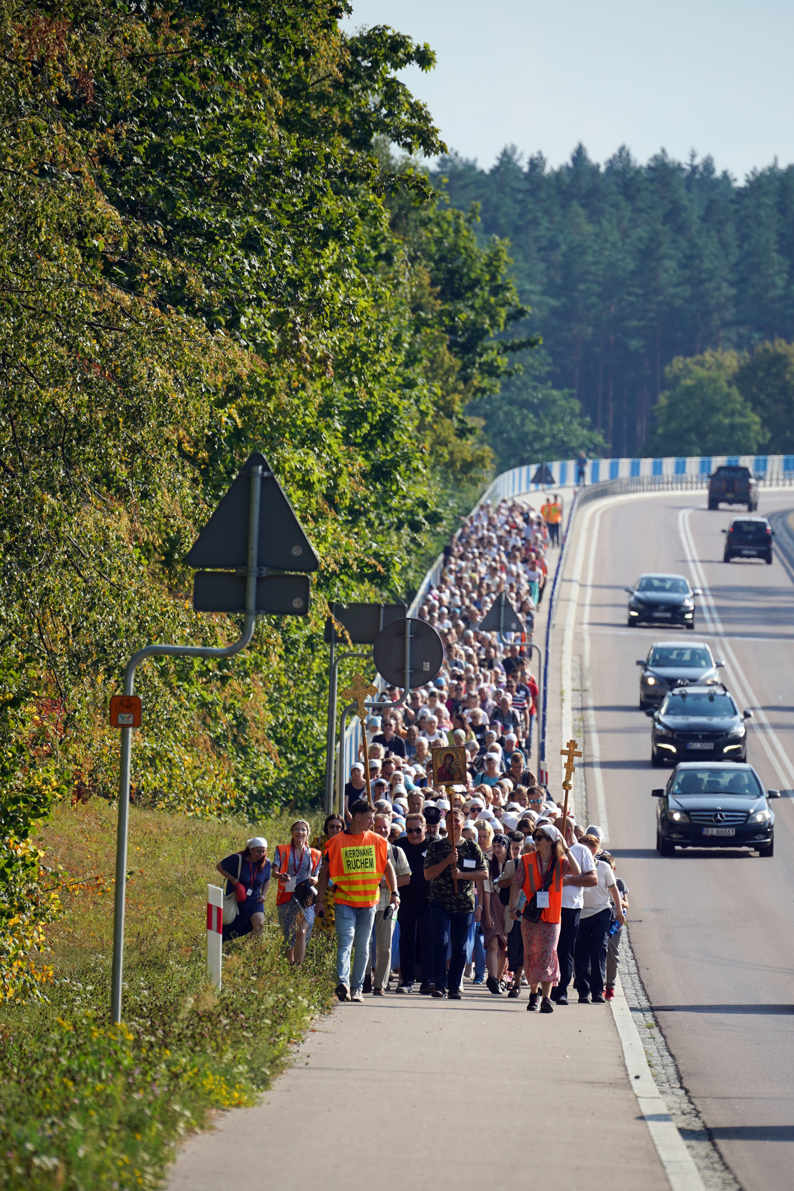 Pilgrims on the way from Białystok to Supraśl Monastery