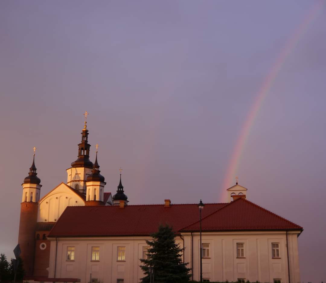 Tęcza nad monasterem