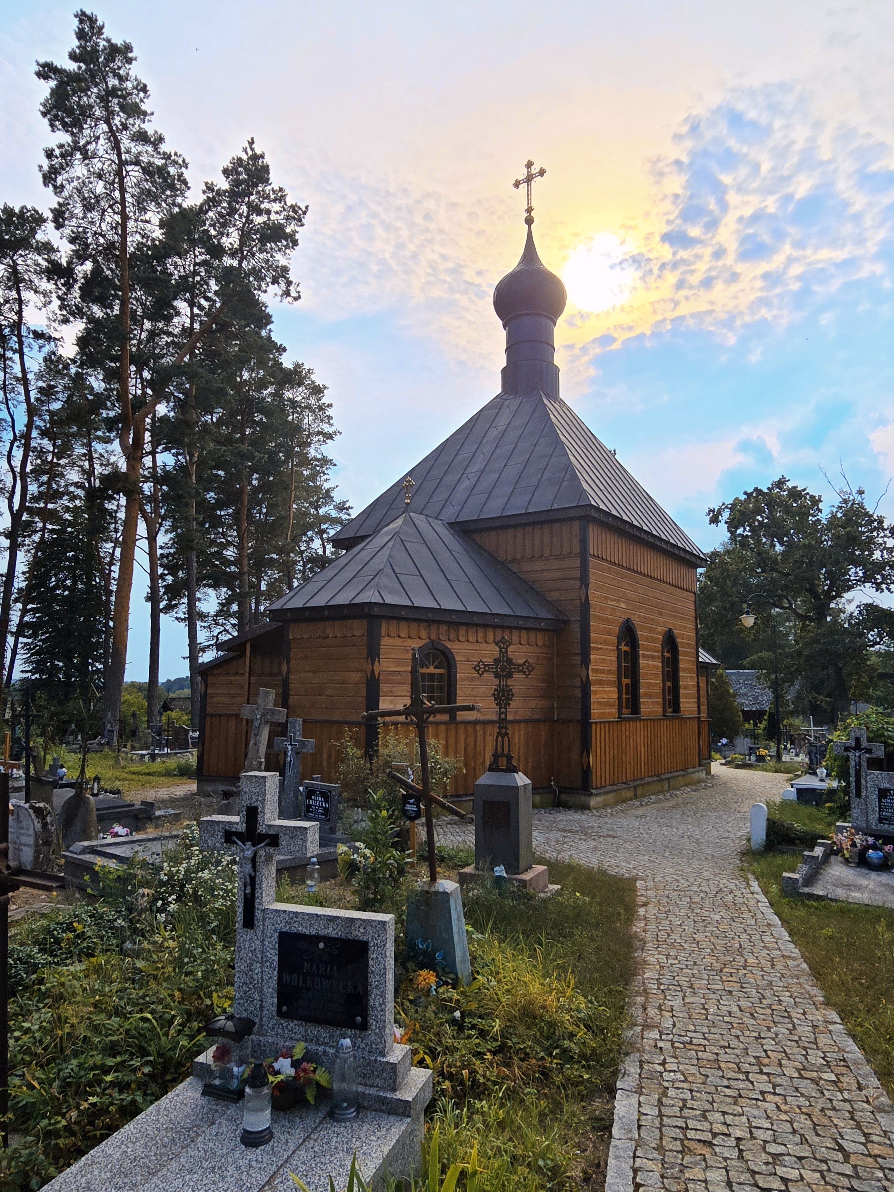 Na cmentarzu w Białowieży 