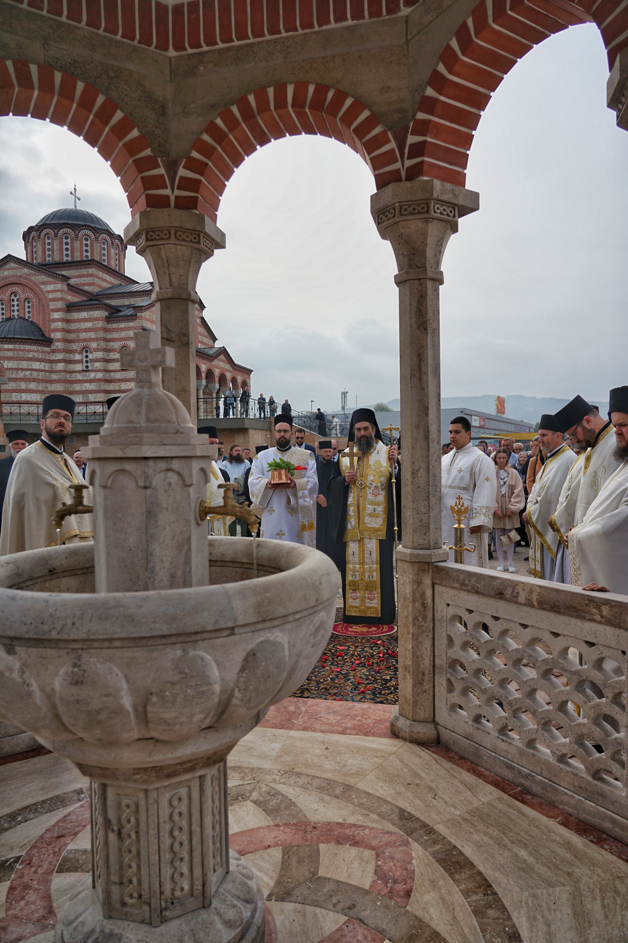 Osvećenjе zvonika i agijazme.