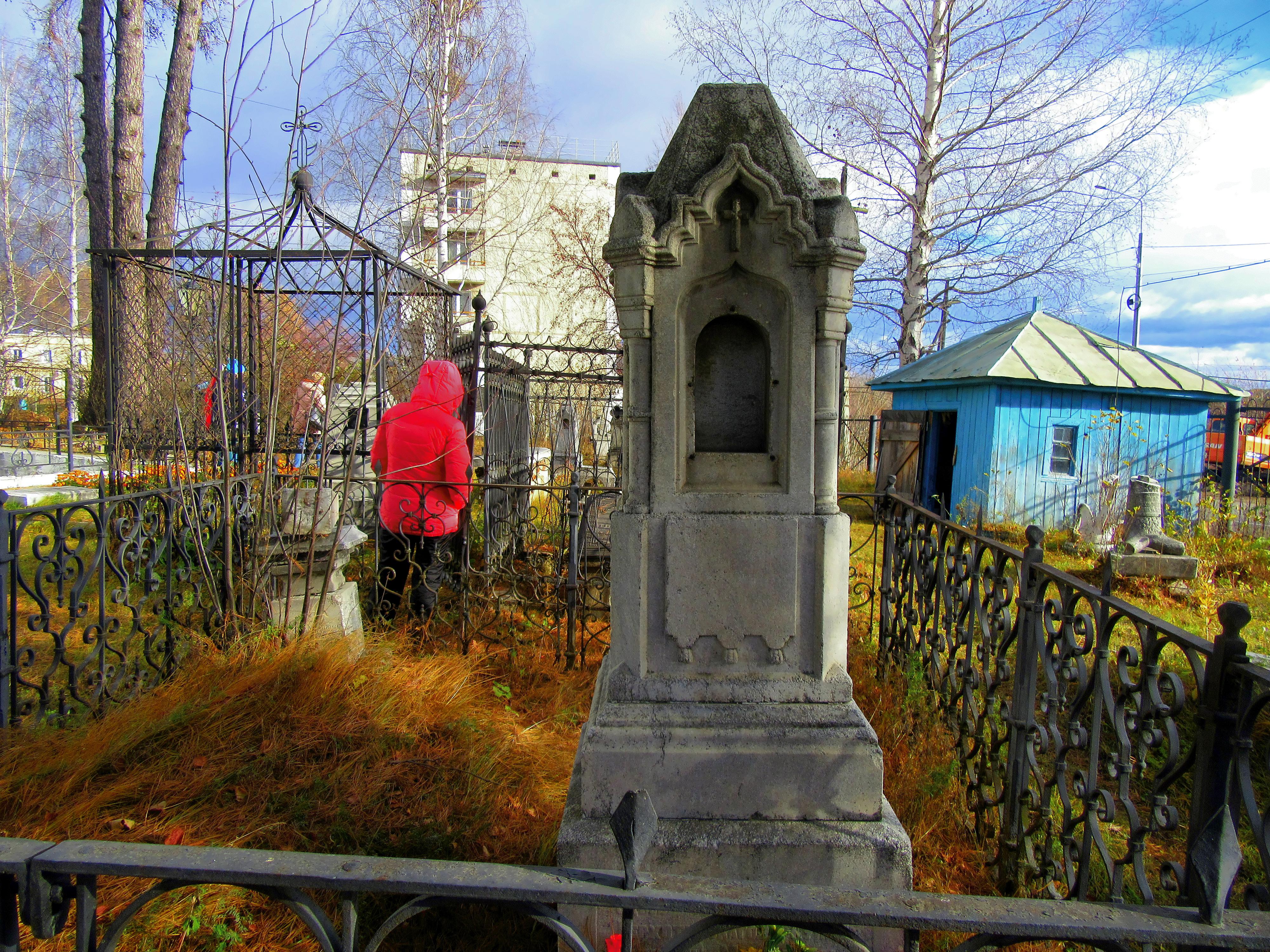 Старые памятники на старом кладбище. г. Карпинск