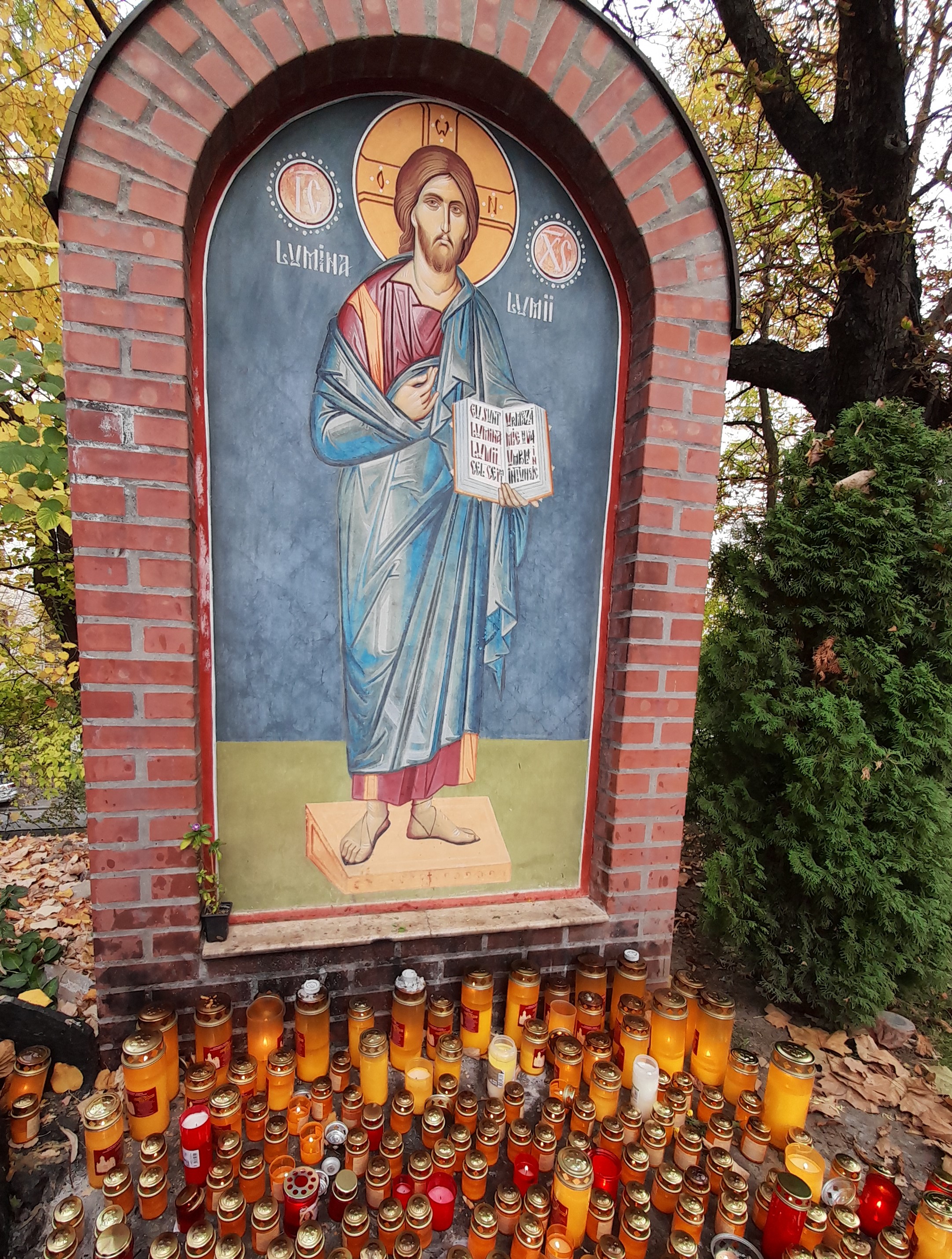 Candels and prayers to the icon of our Lord