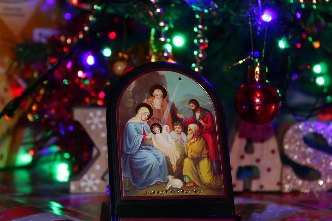 Icon with the birth of the Lord between Christmas decorations