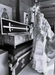 anamariaavram 
Hierarch blessing people,Bucharest, May 2024 
2024-12-27 19:36:26