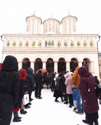 anamariaavram 
The Patriarchal Cathedral from Bucharest covered în snow 
9 
2025-02-16 11:44:35